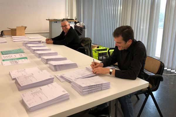 Thomas-Gfeller-und-Felix-Kunz-unterzeichnen-das-Baugesuch-zum-Neubau-von-SIPBB