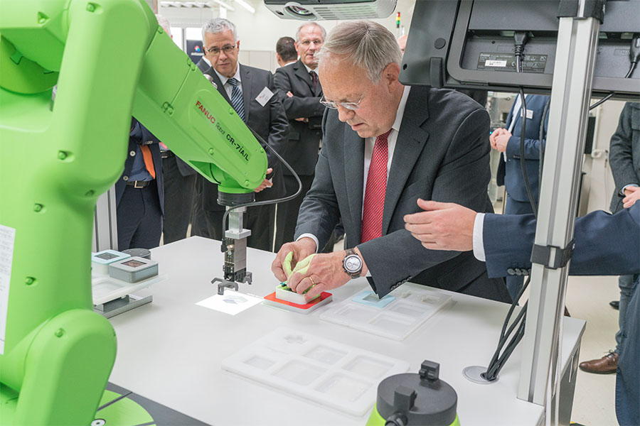 Bundesrat Schneider-Ammann besucht die Swiss Smart Factory